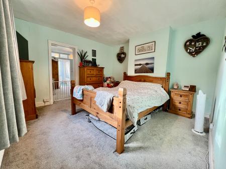 4 bedroom Semi-detached house for sale in Belvoir Avenue, Grantham, NG31