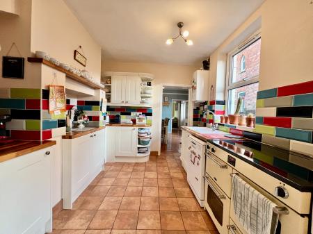 4 bedroom Semi-detached house for sale in Belvoir Avenue, Grantham, NG31