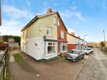 4 bedroom Semi-detached house for sale in Belvoir Avenue, Grantham, NG31
