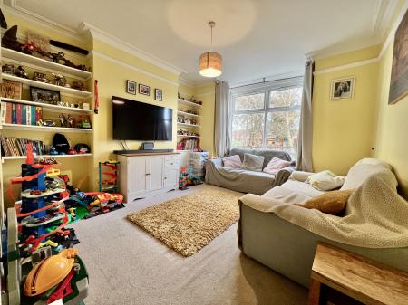 4 bedroom Semi-detached house for sale in Belvoir Avenue, Grantham, NG31