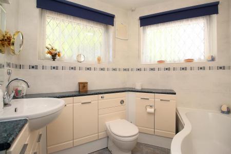 2 bedroom Detached bungalow for sale in Barry Drive, Kirby Muxloe, LE9