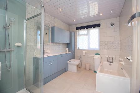 2 bedroom Detached bungalow for sale in Barry Drive, Kirby Muxloe, LE9