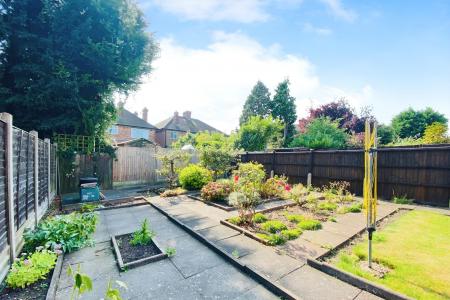 3 bedroom End of terrace house for sale in Barton Road, Leicester, LE3