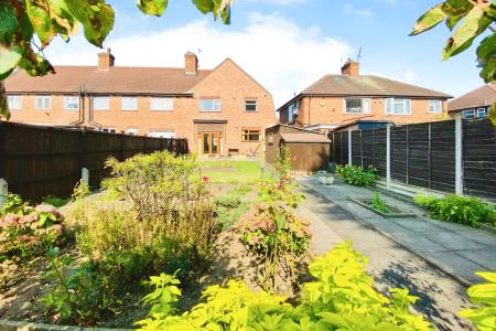 3 bedroom End of terrace house for sale in Barton Road, Leicester, LE3