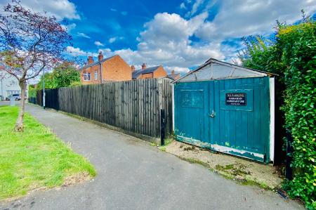 2 bedroom Semi-detached house for sale in Braunstone Close, Braunstone Town, LE3