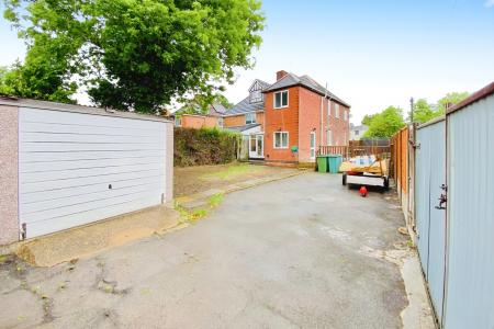 4 bedroom Semi-detached house for sale in Braunstone Lane, Leicester, LE3