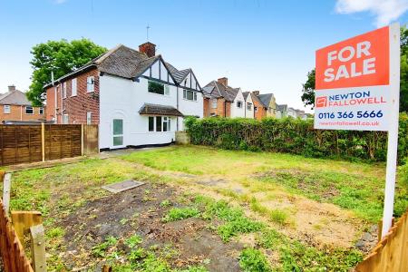 4 bedroom Semi-detached house for sale in Braunstone Lane, Leicester, LE3