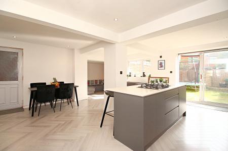 4 bedroom Detached house for sale in Claybrook Avenue, Braunstone Town, LE3