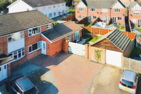 4 bedroom Semi-detached house for sale in Derwent Close, Earl Shilton, LE9