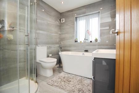 5 bedroom Detached house for sale in Fairefield Crescent, Glenfield, LE3