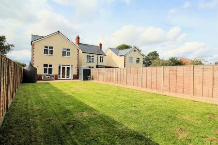 4 bedroom Detached house for sale in Fieldway, Earl Shilton, LE9