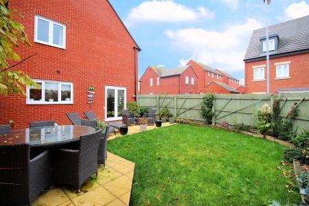 4 bedroom Detached house for sale in Hawthorn Grove, Sapcote, LE9