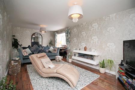 4 bedroom Detached house for sale in Hawthorn Grove, Sapcote, LE9