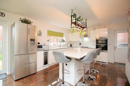 4 bedroom Detached house for sale in Hawthorn Grove, Sapcote, LE9