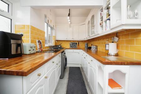 2 bedroom Semi-detached bungalow for sale in Hinckley Road, Leicester Forest East, LE3