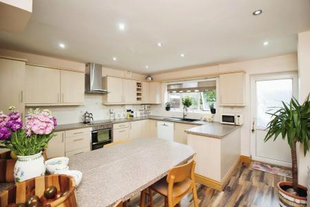 4 bedroom Semi-detached house for sale in Kingswood Avenue, Western Park, Leicester, LE3