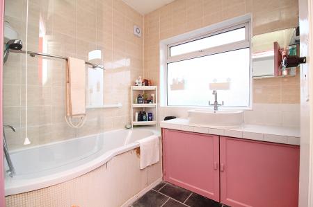 3 bedroom Semi-detached house for sale in Kingswood Avenue, Western Park, LE3