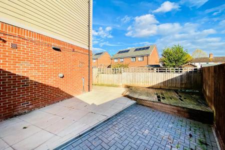4 bedroom Semi-detached house for sale in Maris Lane, Leicester, LE2