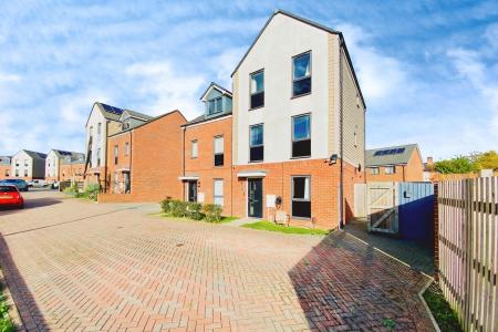 4 bedroom Semi-detached house for sale in Maris Lane, Leicester, LE2