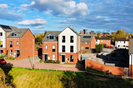 4 bedroom Semi-detached house for sale in Maris Lane, Leicester, LE2