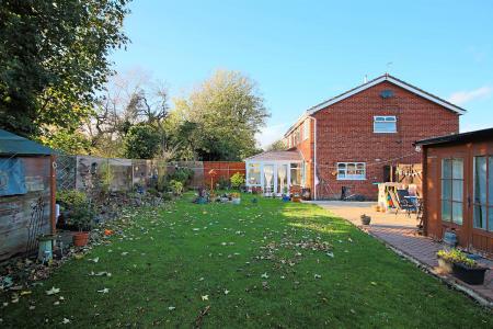 3 bedroom Semi-detached house for sale in Millers Close, Syston, LE7