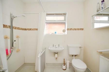 2 bedroom Semi-detached bungalow for sale in Oakcroft Avenue, Kirby Muxloe, LE9