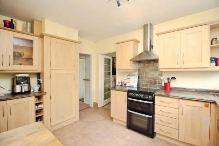 2 bedroom Semi-detached bungalow for sale in Oakcroft Avenue, Kirby Muxloe, LE9