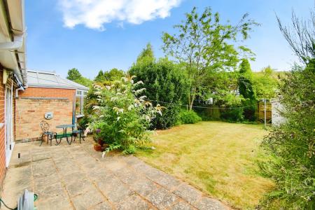 2 bedroom Semi-detached bungalow for sale in Oakcroft Avenue, Kirby Muxloe, LE9
