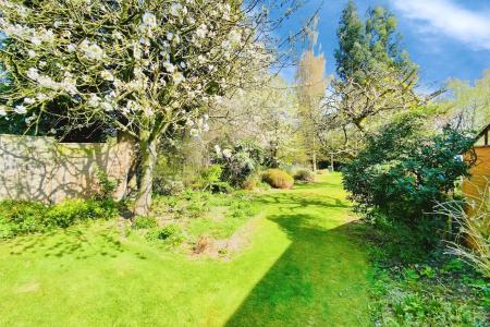 3 bedroom Detached house for sale in Oakcroft Avenue, Kirby Muxloe, LE9