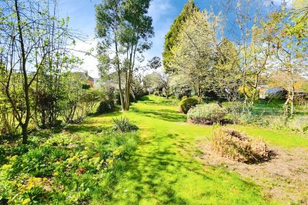 3 bedroom Detached house for sale in Oakcroft Avenue, Kirby Muxloe, LE9