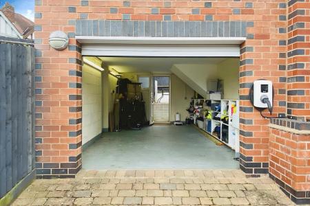 3 bedroom Semi-detached house for sale in Oakthorpe Avenue, Leicester, LE3