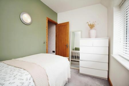 3 bedroom Semi-detached house for sale in Oakthorpe Avenue, Leicester, LE3