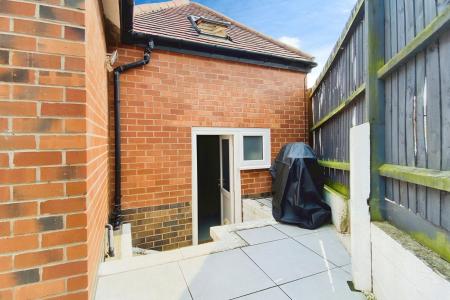 3 bedroom Semi-detached house for sale in Oakthorpe Avenue, Leicester, LE3