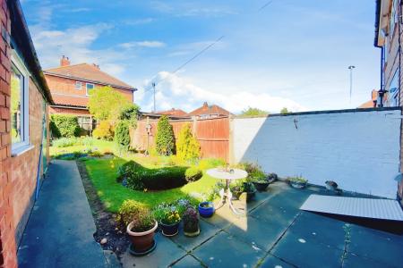 3 bedroom Semi-detached house for sale in Ravenhurst Road, Braunstone Town, LE3