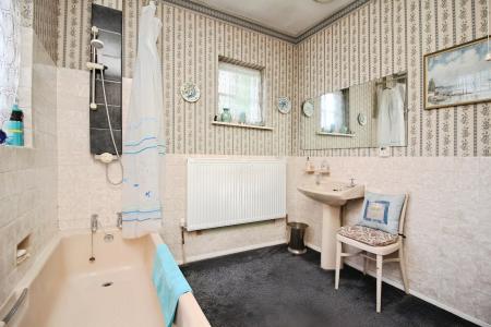 4 bedroom Detached bungalow for sale in Station Road, Kirby Muxloe, LE9