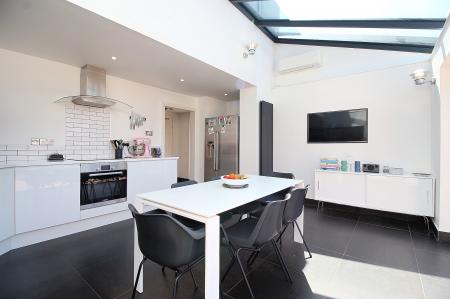 3 bedroom Semi-detached house for sale in Vicarage Close, Kirby Muxloe, LE9