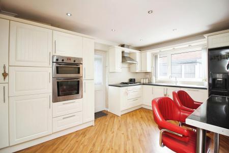 4 bedroom Detached house for sale in Wensleydale Close, Barwell, LE9