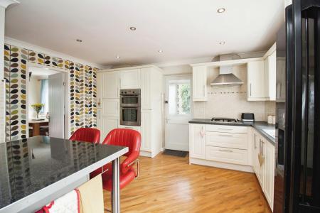 4 bedroom Detached house for sale in Wensleydale Close, Barwell, LE9