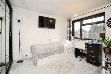 4 bedroom Semi-detached house for sale in Kingsway North, Braunstone Town, LE3