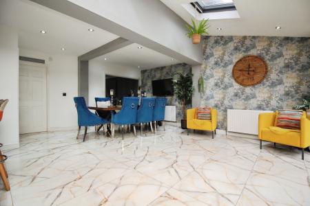 4 bedroom Semi-detached house for sale in Kingsway North, Braunstone Town, LE3