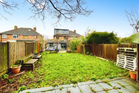 4 bedroom Semi-detached house for sale in Kingsway North, Braunstone Town, LE3