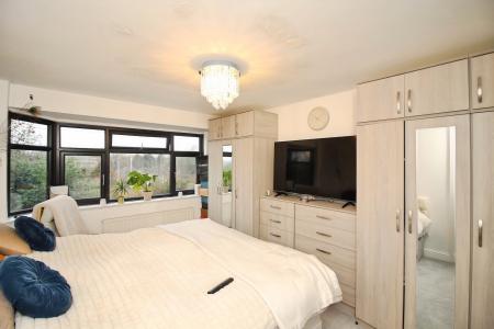 4 bedroom Semi-detached house for sale in Kingsway North, Braunstone Town, LE3