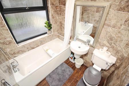 4 bedroom Semi-detached house for sale in Kingsway North, Braunstone Town, LE3