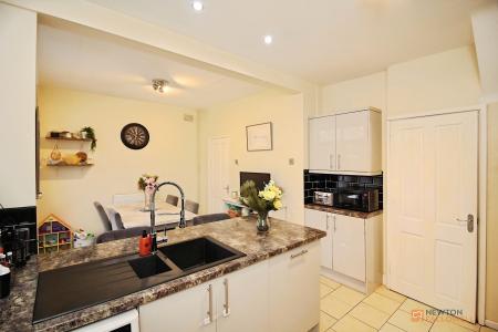 3 bedroom Semi-detached house for sale in Heays Close, New Parks, Leicester, LE3