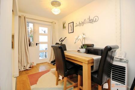2 bedroom Semi-detached house for sale in Chaffinch Close, Anstey Heights, Leicester, LE4
