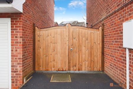 2 bedroom Semi-detached house for sale in Chaffinch Close, Anstey Heights, Leicester, LE4