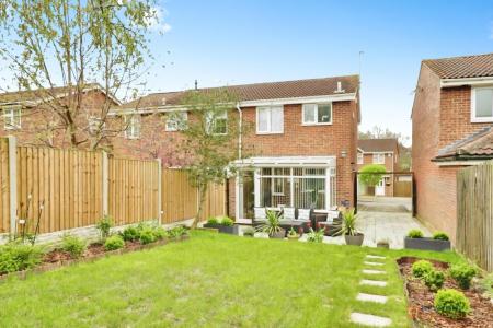 2 bedroom Semi-detached house for sale in Chaffinch Close, Anstey Heights, Leicester, LE4