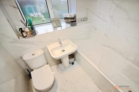 2 bedroom Semi-detached house for sale in Chaffinch Close, Anstey Heights, Leicester, LE4