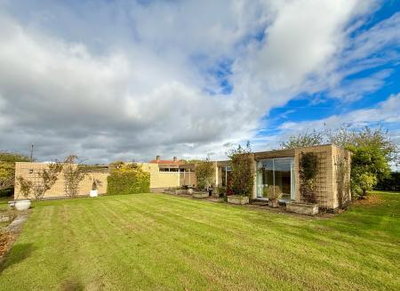 4 bedroom Detached bungalow for sale in Barlings Lane, Langworth, LN3