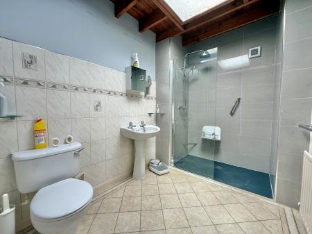 4 bedroom Detached bungalow for sale in Barlings Lane, Langworth, LN3